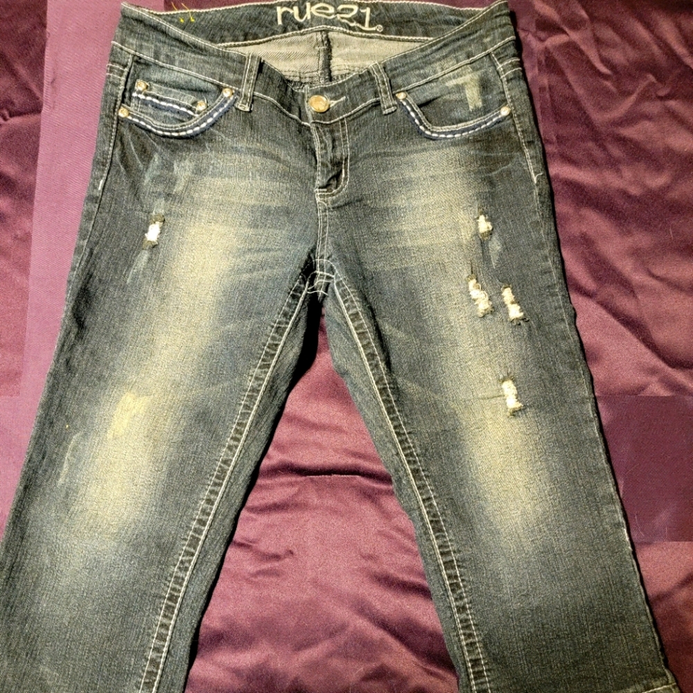 RUE 21 distressed capris with bling button